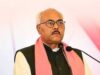SP MLC के विवादित बयान से गरमाई UP की सियासत, बोले- अखिलेश कुत्ते के गले में घंटी बांध दें तो…