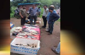 खुले में मछली विक्रय पर नगर पालिका की कार्रवाई, छह दुकानदारों पर 1,500 रुपये जुर्माना
