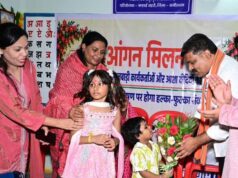 फूल लेकर आए नन्हे कदम, उप मुख्यमंत्री ने बच्चों को गोद में उठाया, बच्चों की मासूमियत ने जीता दिल