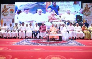 शिक्षक दिवस पर CM योगी ने 81 शिक्षकों को अपने हाथों से किया सम्मानित