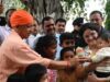 जन्माष्टमी के बाद बच्चों से मिले CM योगी, चॉकलेट-खिलौने पाकर खिल उठे मासूमों के चेहरे