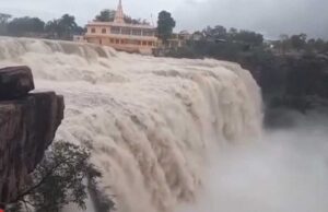 MP के 15 जिलों में भारी बारिश का अलर्ट, उज्जैन में पुराना महाकाल द्वार गिरा; शिवपुरी में मिला युवक का शव