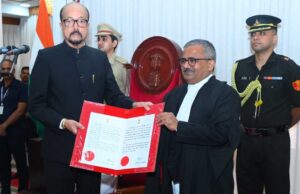 राज्यपाल डेका ने न्यायाधिपति कृष्न राम महापात्र को छत्तीसगढ़ उच्च न्यायालय के मुख्य न्यायाधीश पद की दिलाई शपथ
