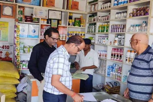 CG में कीटनाशक बिक्री केंद्रों पर बड़ी कार्रवाई, एक का लाइसेंस रद्द और दो निलंबित