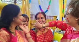 पटना में सिंदूर खेला के साथ मां दुर्गा को विदाई, लाल-सफेद साड़ियों में सजी महिलाओं ने निभाई परंपरा