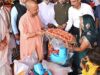 योगी सरकार के निर्देश पर बाढ़ प्रभावितों को नावों से पहुंचाया जा रहा भोजन और राशन