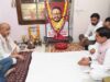 मुख्यमंत्री डॉ. यादव ने स्व. दिव्यऋषि तिवारी के निवास पहुंचकर परिजन को दी सांत्वना