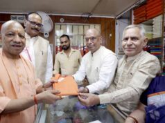मुख्यमंत्री ने गांधी जयंती पर खादी आश्रम से की खरीदारी