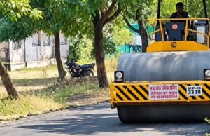 धार में बिना भूमिपूजन-प्रचार छह घंटे में सुधरा अस्पताल का जर्जर रास्ता, समाजसेवियों ने कराया डामरीकरण