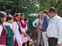 अधीक्षिका के निलंबन पर छलका छात्राओं का दर्द, ताला तोड़कर कलेक्टर से मिलने पैदल निकलीं