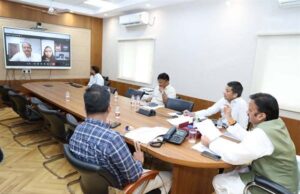 ग्रामीण क्षेत्रों में सेवाभाव और समर्पण के साथ स्वास्थ्य सेवाएँ दें बांड डॉक्टर्स : उप मुख्यमंत्री शुक्ल